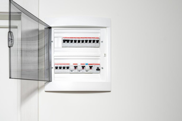 Les normes essentielles pour un câblage sécurisé dans les Hauts de Bienne