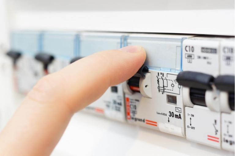 Que faire en cas d'urgence électrique dans votre logement ?