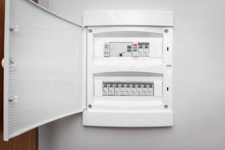 Quand envisager une rénovation électrique à Divonne-les-Bains ?